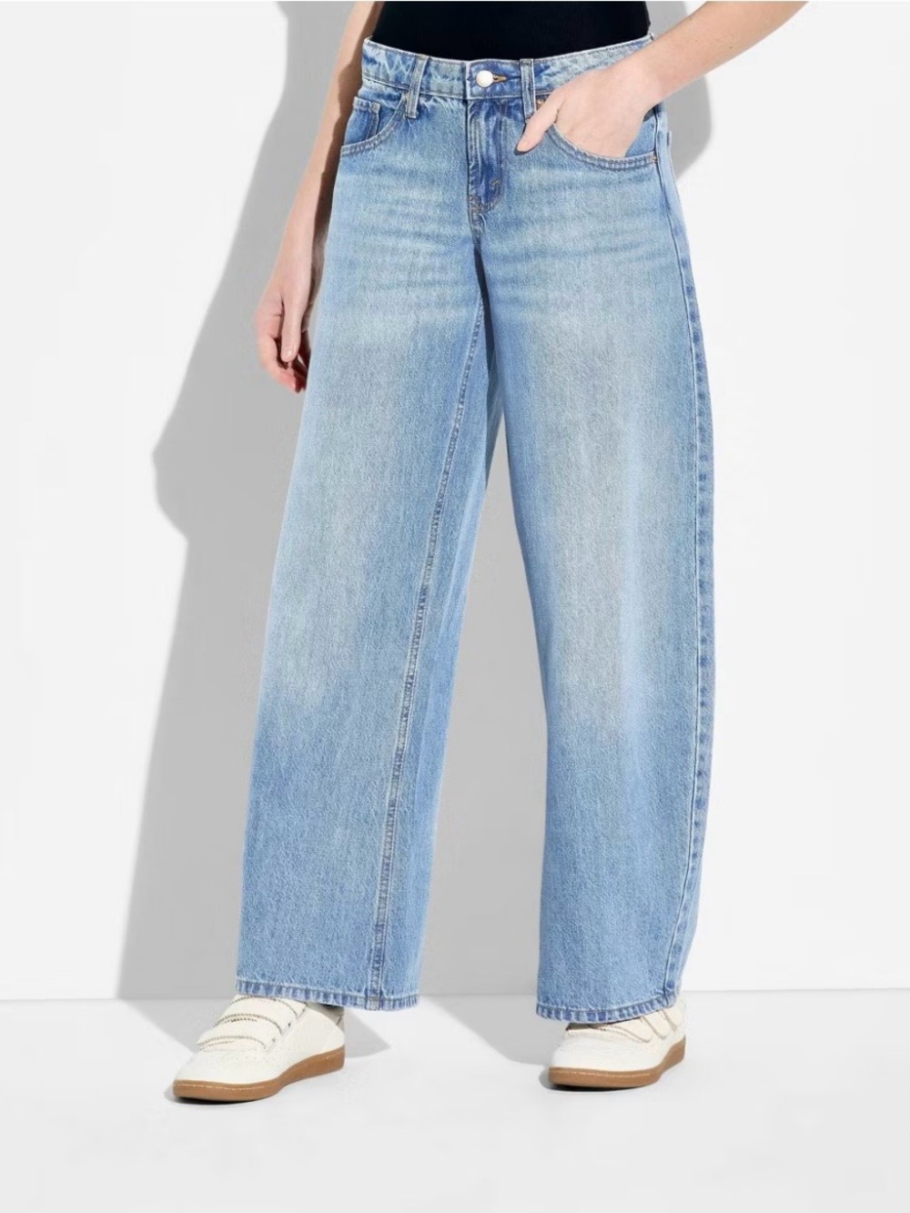 Wild Fable™ Medium Wash Mid-Rise Barrel Leg Jeans. Size 10. Like new!